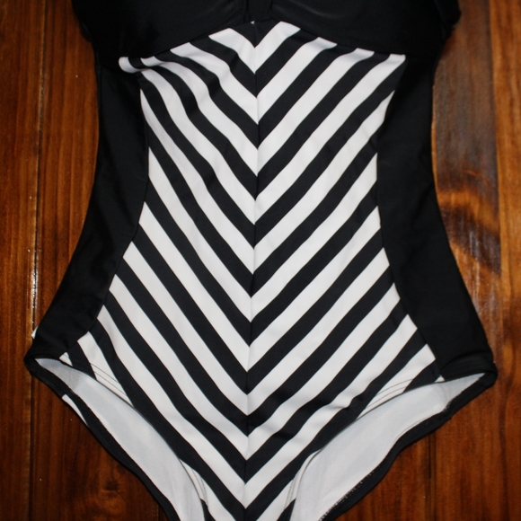 Por Llana Thomaz Rio De Janeiro Retro One Piece Swim Suit Black and White - Picture 3 of 11